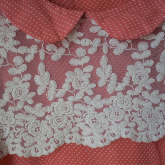 Peach sleeveless asymmetric top with lace - Picture 3 of 4